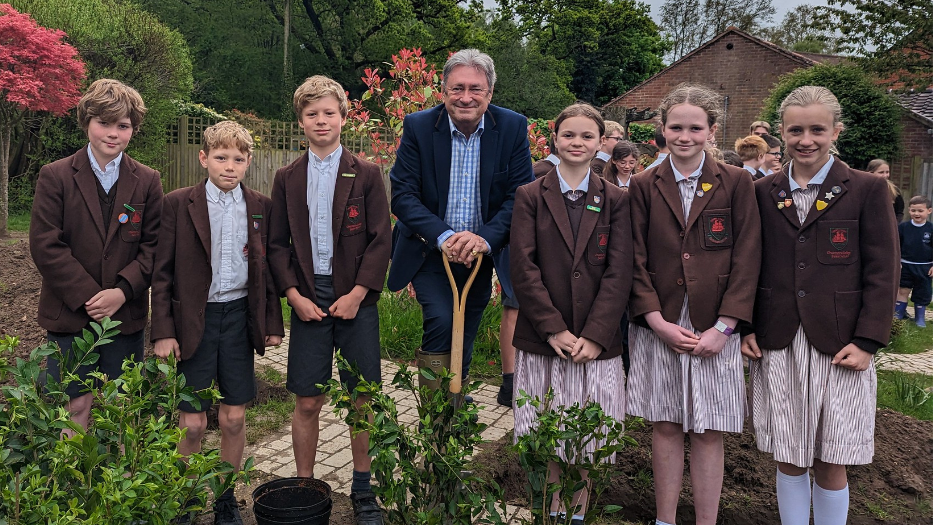 Inspiring Alan Titchmarsh Helps Pupils Plant Coronation Maze